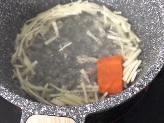 3、面条鸡蛋卷,胡萝卜提前水煮五分钟后放入西葫芦