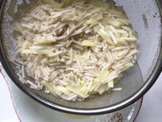 5、面条鸡蛋卷,煮至八分熟捞起沥水