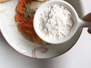 8、面条鸡蛋卷,少许面粉