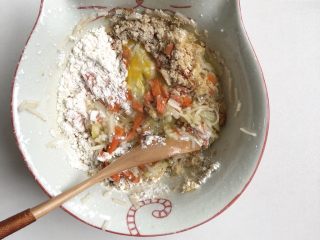 9、面条鸡蛋卷,用勺子开始搅拌，使所有的食材混合均匀