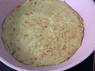 12、面条鸡蛋卷,煎至底部凝固翻面继续煎一分钟左右熟透即可