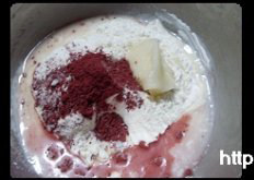 1、荷花酥,水油皮配料放盆中，活成柔软的面团，盖保鲜膜醒30分钟；