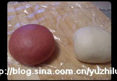 2、荷花酥,红色水油皮配料放盆中，同样活成柔软的面团，盖保鲜膜醒30分钟，油酥配料放盆中，揉成油酥面团备用；