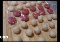 3、荷花酥,醒好的面团放案板上揉匀，水油面团和红色水油面团分别分成十个均匀的小剂子，油酥面团分成20个剂子；