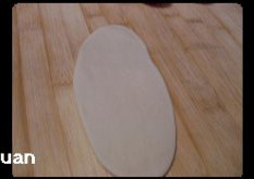 5、荷花酥,用擀面杖擀成长椭圆形；