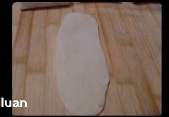 6、荷花酥,从上至下卷起来，按扁，再擀成长椭圆形；