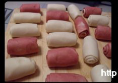 8、荷花酥,擀卷的方法和白色水油皮面团是完全一样的，卷好以后，暂时不用的盖保鲜膜；