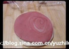 11、荷花酥,白色在下边，红色放上边；