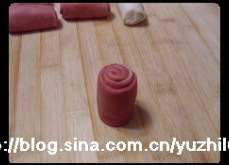 9、荷花酥,拿一个面卷，竖着放案板上；