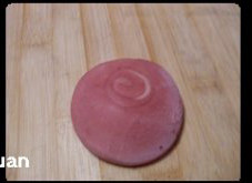 10、荷花酥,用擀面杖擀成圆形面片；