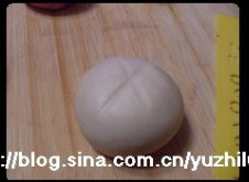 14、荷花酥,用尺子在面团上边平均压三道压痕；