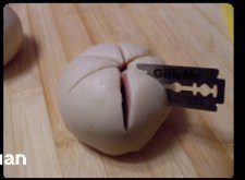 15、荷花酥,用锋利的刀片，在顶部切开，深度切至豆沙馅部分；