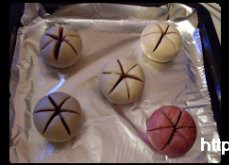 16、荷花酥,烤盘铺锡纸，放上包好的荷花酥，19，烤箱预热184度，中层，上下火烤35分钟左右。