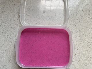 8、火龙果酸奶冻,倒入盒中