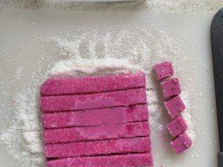 11、火龙果酸奶冻,切小块