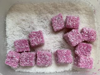 12、火龙果酸奶冻,裹一圈椰蓉