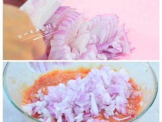 5、土豆嫩肉饼,洋葱切小丁。洋葱加入土豆肉泥中搅匀。