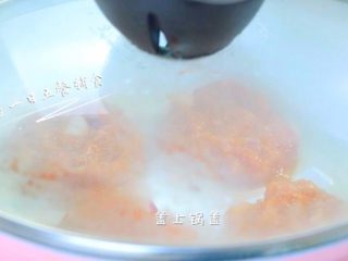 8、土豆嫩肉饼, 盖上锅盖。