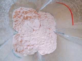 4、芒果慕斯盒,倒入搅拌机中打成粉