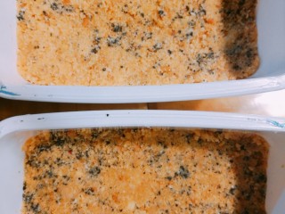 8、芒果慕斯盒,倒入慕斯杯和慕斯盒中，用勺子压实