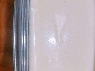 15、芒果慕斯盒,倒入慕斯盒饼干底上，入冰箱冷藏四小时以上