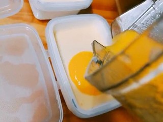 18、芒果慕斯盒,将芒果吉利丁液倒在冷藏凝结的慕斯上