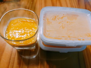 19、芒果慕斯盒,做好的芒果镜面慕斯，放入冰箱冷藏4小时以上