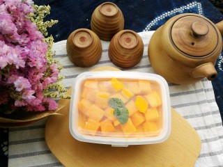 23、芒果慕斯盒,每一口都是满满的芒果香甜，然后是芒果布丁的Q弹，最后是入口即化的奶酪慕斯，加了酸奶和柠檬，奶香浓郁细腻不腻。