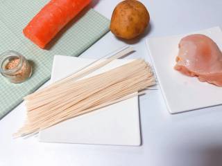 1、【宝宝辅食】鸡丝凉拌面,准备食材：鸡胸肉 适量、黄金大地 面条、土豆、胡萝卜、熟芝麻；