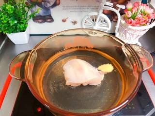 2、【宝宝辅食】鸡丝凉拌面,鸡胸肉冷水入锅，加一个姜片，开火煮开后转中小火煮15分钟；