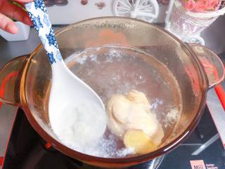 3、【宝宝辅食】鸡丝凉拌面,中间撇去浮沫；