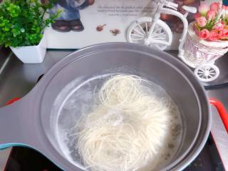 4、【宝宝辅食】鸡丝凉拌面,另起锅，锅内水烧开后放入面条煮熟；