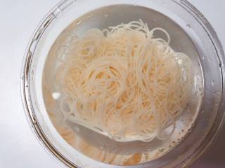 5、【宝宝辅食】鸡丝凉拌面,面条煮熟后捞出透凉备用；