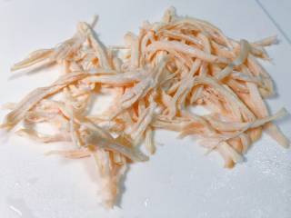 6、【宝宝辅食】鸡丝凉拌面,鸡胸肉也煮好喽，稍微凉一些后，用手撕成鸡丝；