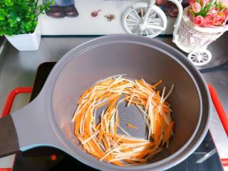 7、【宝宝辅食】鸡丝凉拌面,另起锅，锅内倒入核桃油，放入土豆丝和胡萝卜丝爆香；