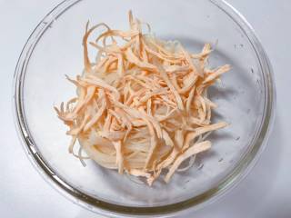 8、【宝宝辅食】鸡丝凉拌面, 鸡丝放入面条中；