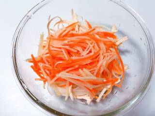 9、【宝宝辅食】鸡丝凉拌面,炒好的双丝同样加入面条中；