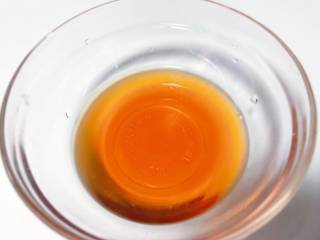 10、【宝宝辅食】鸡丝凉拌面,30毫升的白开水，1 g 的宝宝酱油、2 g的糖，搅拌均匀调成凉拌汁；