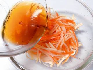 11、【宝宝辅食】鸡丝凉拌面,把凉拌汁倒入面条中，拌匀即可；