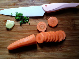 4、磷虾仁玉子豆腐#宝宝辅食#,洗净后切稍厚度适中的圆片、葱叶切沫、生姜切片备用