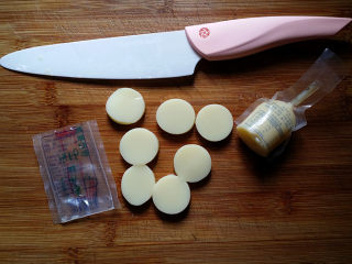 5、磷虾仁玉子豆腐#宝宝辅食#,将玉子豆腐包装袋擦拭干净,从中间虚线切开后再切大片