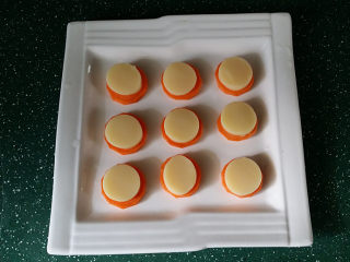 6、磷虾仁玉子豆腐#宝宝辅食#,与胡萝卜片一起放至干净的餐盘中