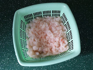 7、磷虾仁玉子豆腐#宝宝辅食#,化开后可以直接烹饪、先可放至菜篮内用清水冲洗下,过滤掉海水的味道