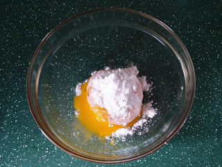 9、磷虾仁玉子豆腐#宝宝辅食#,加入食盐、淀粉和蛋黄液、顺一个方向搅拌均匀