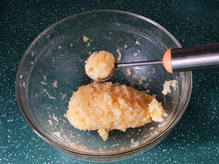 10、磷虾仁玉子豆腐#宝宝辅食#,借助汤匙舀起磷虾肉团、轻轻地上下摔打几次上劲成团