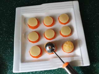 11、磷虾仁玉子豆腐#宝宝辅食#,用小号挖球器舀一勺蛋黄磷虾肉团、反扣在玉子豆腐上