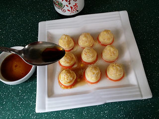 15、磷虾仁玉子豆腐#宝宝辅食#,取出餐盘,将刚调好的蘸汁均匀地淋在蛋黄磷虾玉子豆腐上