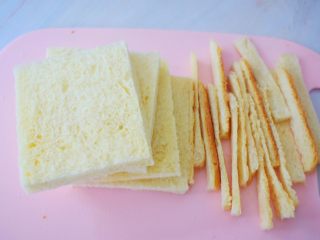 2、鸡蛋芝士爆浆吐司,吐司切去四边