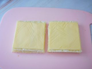 5、鸡蛋芝士爆浆吐司,放入芝士片