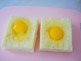 10、鸡蛋芝士爆浆吐司,打入鸡蛋